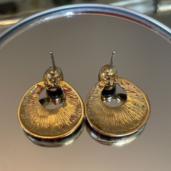 Gold leopard print with black stone drop post earrings - Picture 3 of 3